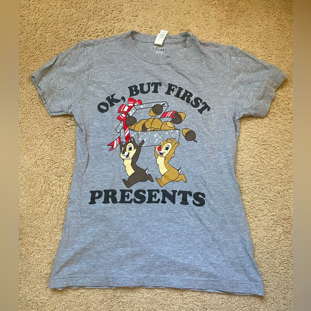✅3 for $8 Gray Graphic Tee with Chip and Dale Design - US M